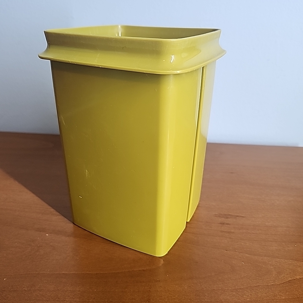 Tupperware Avacado Green Base To Pickle Keeper / Pick- A Dilly